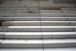 una escalera es una estructura en forma de una serie de escalones para subir y bajar. foto