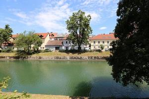 el río ljubljanica atraviesa la capital de eslovenia, la ciudad de ljubljana. foto