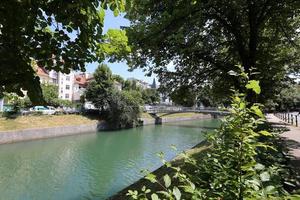 el río ljubljanica atraviesa la capital de eslovenia, la ciudad de ljubljana. foto