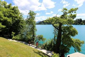 lago azul entre los alpes en eslovenia foto