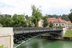 el río ljubljanica atraviesa la capital de eslovenia, la ciudad de ljubljana. foto