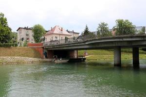 el río ljubljanica atraviesa la capital de eslovenia, la ciudad de ljubljana. foto