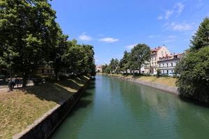 el río ljubljanica atraviesa la capital de eslovenia, la ciudad de ljubljana. foto