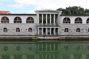 el río ljubljanica atraviesa la capital de eslovenia, la ciudad de ljubljana. foto