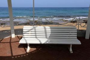 banco para descansar en un parque de la ciudad a orillas del mar mediterráneo. foto