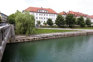el río ljubljanica atraviesa la capital de eslovenia, la ciudad de ljubljana. foto