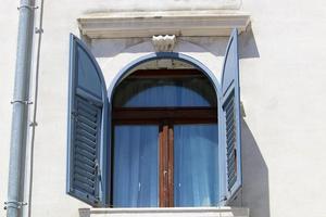 pequeña ventana en la gran ciudad foto