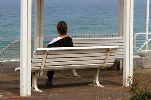 banco para descansar en un parque de la ciudad en la costa mediterránea en el norte de israel foto