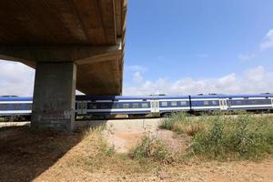 modernas estaciones de ferrocarril y ferrocarril en israel foto