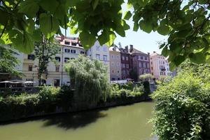 el río ljubljanica atraviesa la capital de eslovenia, la ciudad de ljubljana. foto