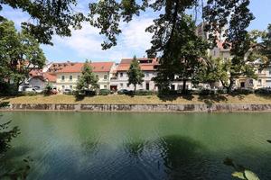 el río ljubljanica atraviesa la capital de eslovenia, la ciudad de ljubljana. foto