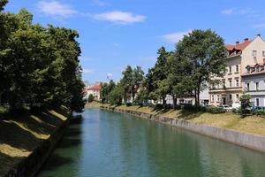 el río ljubljanica atraviesa la capital de eslovenia, la ciudad de ljubljana. foto