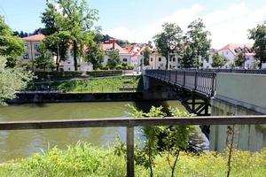 el río ljubljanica atraviesa la capital de eslovenia, la ciudad de ljubljana. foto