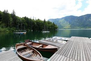 lago azul entre los alpes en eslovenia foto