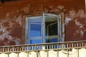 pequeña ventana en la gran ciudad foto