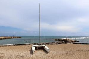 barco en la costa mediterránea en el norte de israel foto