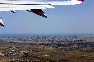 la tierra es visible a través de la ventana de un avión foto