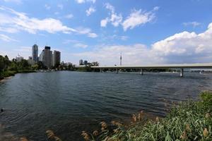 puente - estructuras arquitectónicas para cruzar una barrera de agua. foto