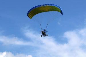 un parapente vuela sobre el mar mediterráneo en el norte de israel foto