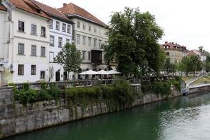 el río ljubljanica atraviesa la capital de eslovenia, la ciudad de ljubljana. foto