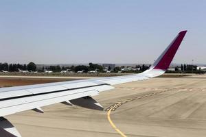 la tierra es visible a través de la ventana de un avión foto