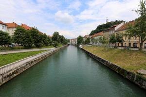 el río ljubljanica atraviesa la capital de eslovenia, la ciudad de ljubljana. foto