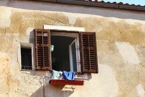 pequeña ventana en la gran ciudad foto