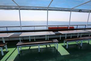 banco para descansar en un parque de la ciudad en la costa mediterránea en el norte de israel foto