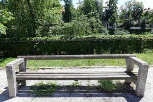 banco para descansar en un parque de la ciudad a orillas del mar mediterráneo. foto