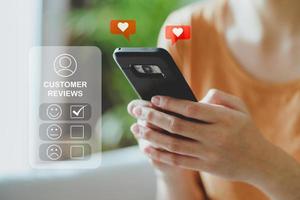 concepto de encuesta de retroalimentación de satisfacción de revisión del cliente, el usuario califica la experiencia del servicio en la aplicación en línea, el cliente puede evaluar la calidad del servicio que conduce a la clasificación de reputación de los negocios foto