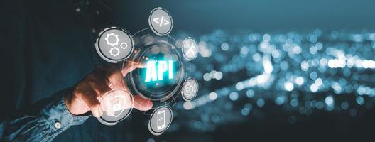 api - interfaz de programación de aplicaciones, el hombre presiona el botón en la interfaz de pantalla táctil y selecciona el icono api, herramienta de desarrollo de software, tecnología moderna, internet y concepto de red. foto