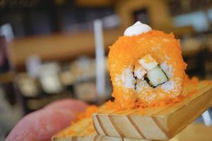 rollo de california sushi comida japonesa bola de arroz foto