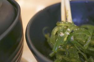 ensalada de algas chuka con palillos foto