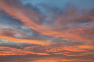 cielo con nubes de color rojo foto