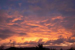 cielo con nubes de color rojo foto