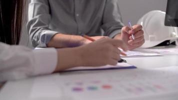 ingénieurs travaillant sur le projet. deux ingénieurs travaillant sur un projet au travail. l'un est féminin et l'autre masculin. video