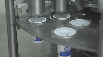 karnemelk vulmachine. ayran wordt afgevuld in plastic containers in de technologische machine. video