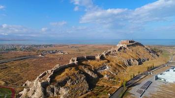 historiska ottomanska slottet, van city of turkey. historiskt slott från den ottomanska perioden. enormt slott byggt på klippor. video