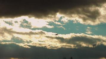 vliegtuig in hemel silhouet. het silhouet van een vliegtuig in de lucht. video