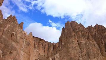 nuages en accéléré sur les formations rocheuses. séquence accélérée de nuages passant au-dessus de formations rocheuses uniques en turquie. video