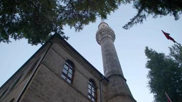 Mezquita otomana y minarete. Mezquita histórica de la época otomana. video