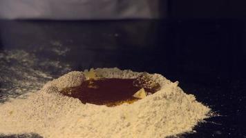 fare la pasta. fase di preparazione. la scena di versare il cacao nella farina. video