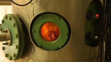 bolhas em líquido, laboratório. óleo líquido, óleo em chamas. faíscas ardentes. video