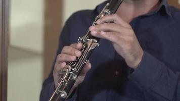 muzikant die klarinet speelt. klarinet spelen. video