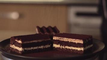 torta al cacao a fette. scena di spolverata di cacao su una torta. video