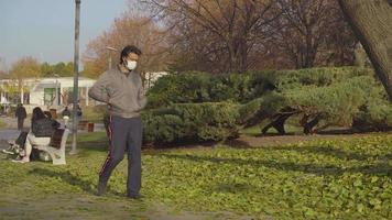 covid 19 pandemia y contaminación ambiental. enmascarar la contaminación. Contaminación médica y ambiental causada por máscaras. el hombre que se vio abrumado por su máscara en el parque y la tiró al suelo. video