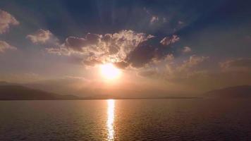 zonsondergang zee, timelapse. zonsondergang tussen de wolken op de zee. video