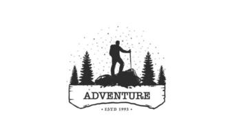 el turista sube el símbolo de la montaña, plantilla de logotipo de viaje y expedición, diseño de logotipo de aventura vector