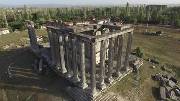 Ruinas romanas. Vivir en tiempos históricos. columnas históricas. video