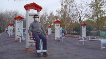 desarrollando los músculos de las piernas. joven haciendo deporte en el parque. desarrollando los músculos de la espalda. Actuar. desarrollando los músculos abdominales. quema grasa corporal video